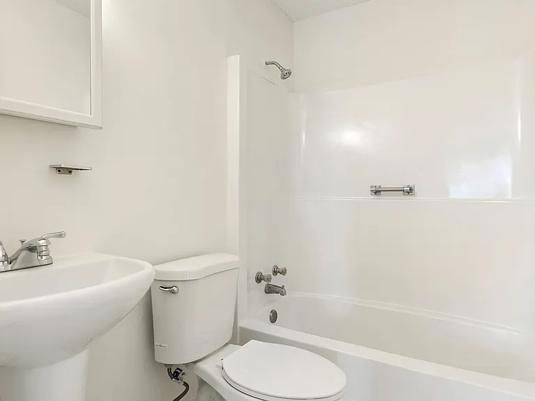 109th Place Apartments — Photo 31