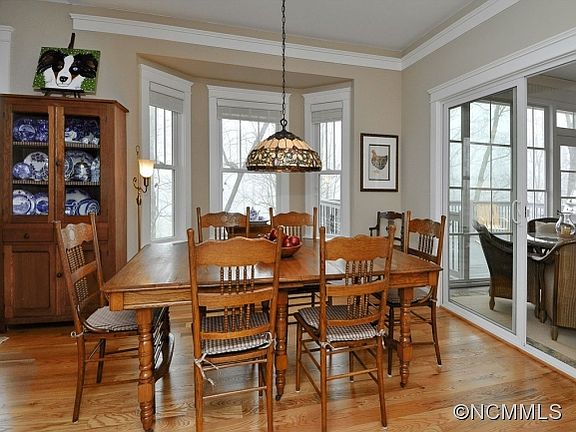 5th image of 124 Barnsdale Ln