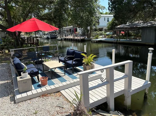 6110 Island Dr, Weeki Wachee, FL 34607