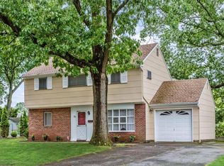 16 Peachtree Rd, Oakhurst, NJ 07755