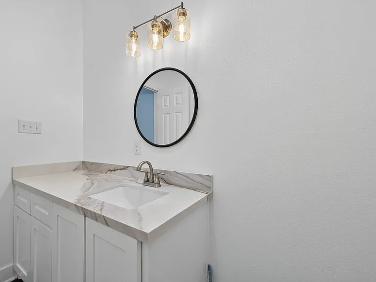 714 Zoe St — Photo 7