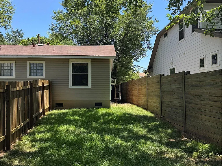 Winsted Ln — Photo 11