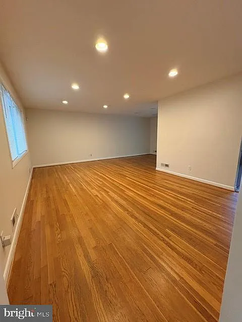 5 bed, 1300 sqft, $3,200 — Photo 2