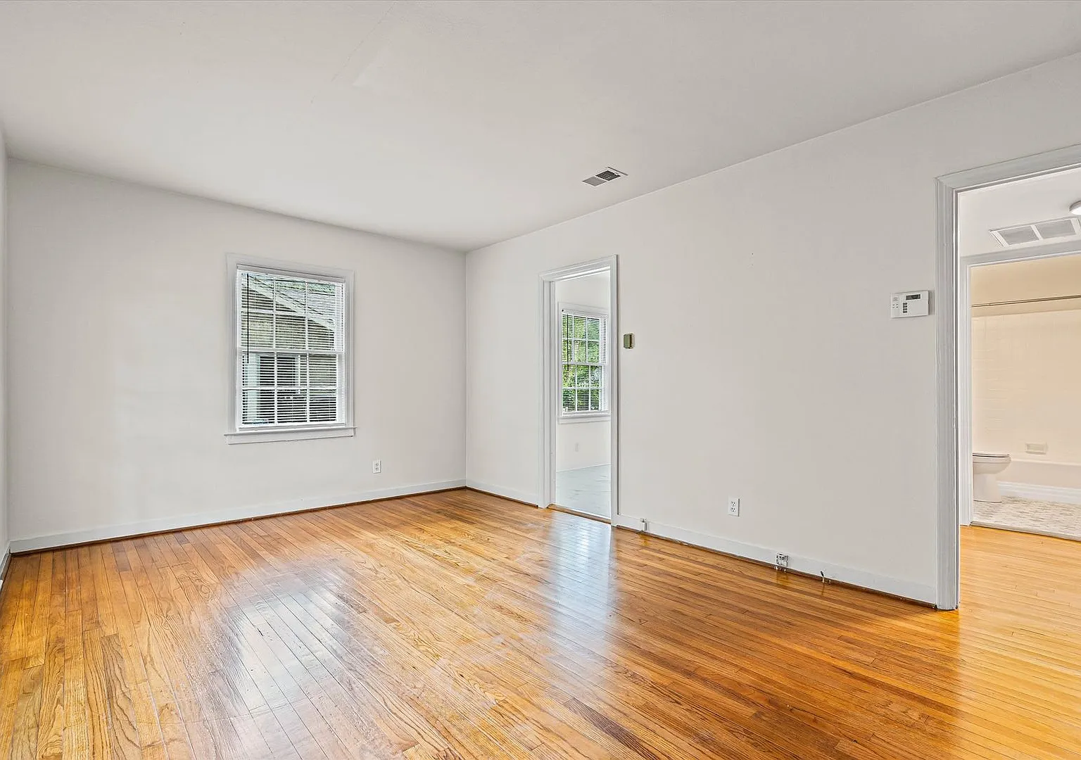 Charming Midtown Cottage With Updated Kitchen — Photo 3