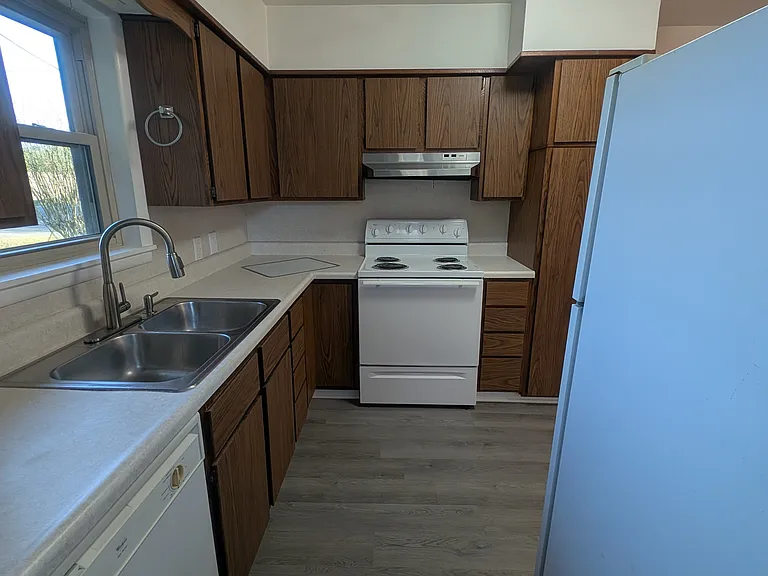 102 Hackberry St — Photo 4