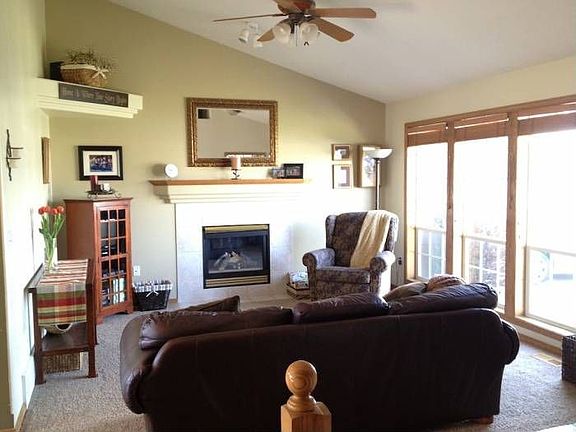 Living room w/fireplace