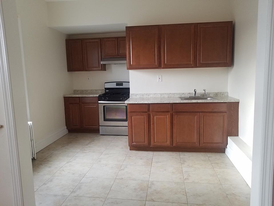 Eat-in-kitchen