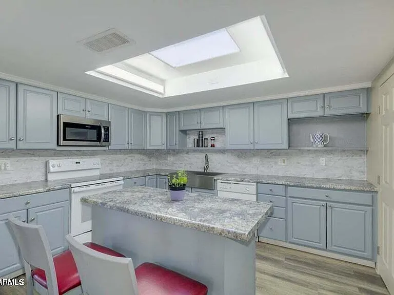 400 S Paladin Cir — Photo 2