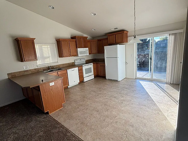 790 NW Green Forest Cir — Photo 2