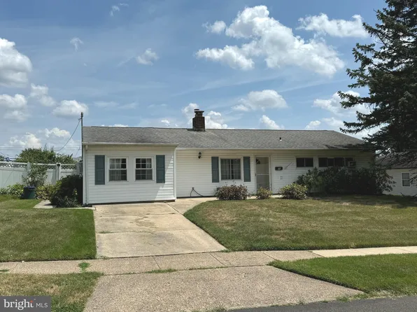 26 Maple Ln, Levittown, PA 19054