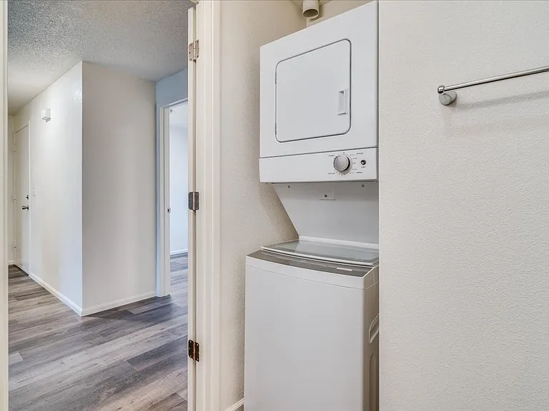 Barclay Square Where Convenience Meets Community Up to 1-Month Free! — Photo 39