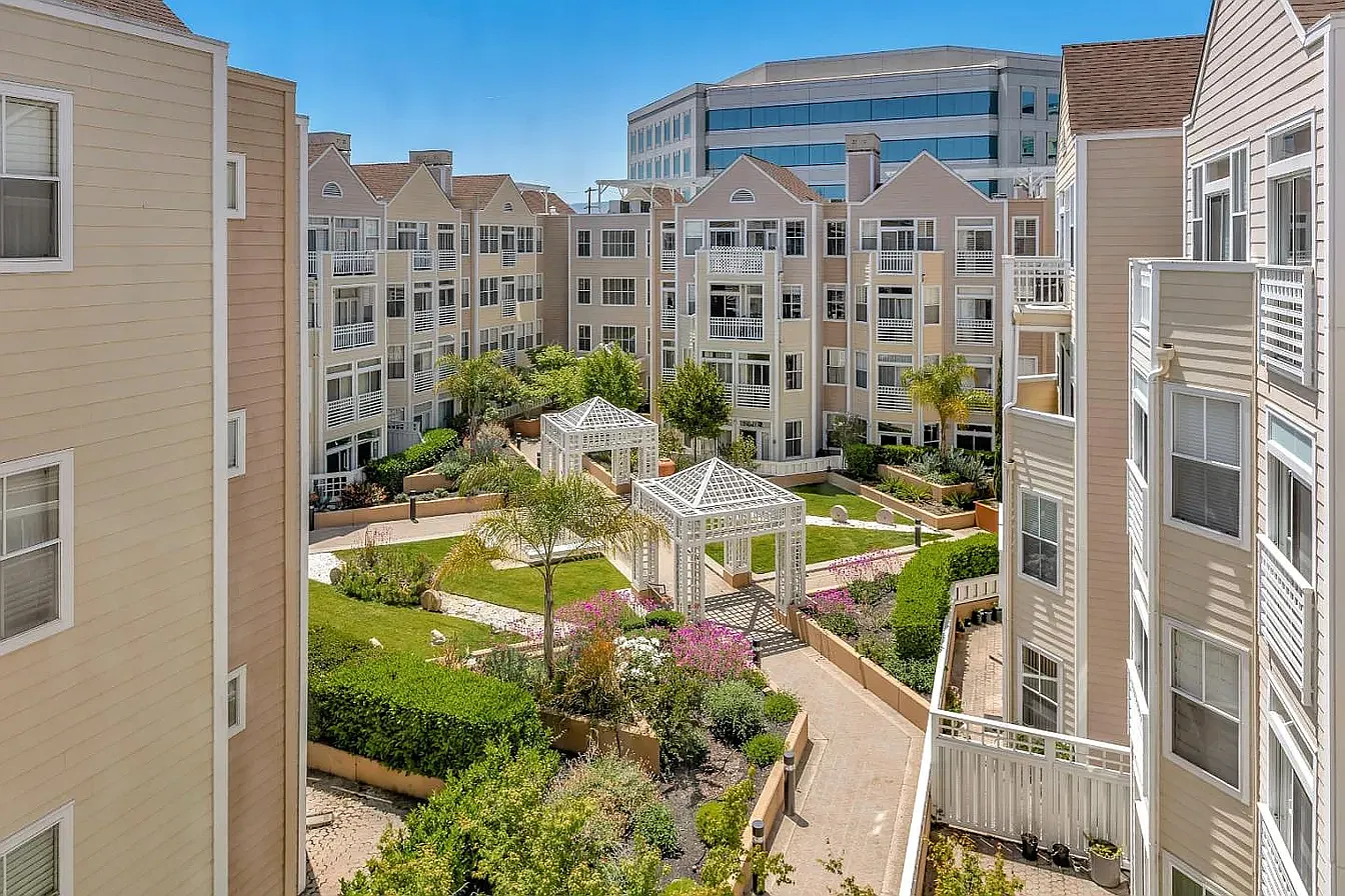 550 Ortega Ave — Photo 2