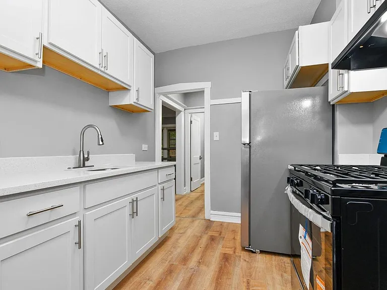 7556-58 S. Calumet Ave. / 320-28 E 76th St. — Photo 3