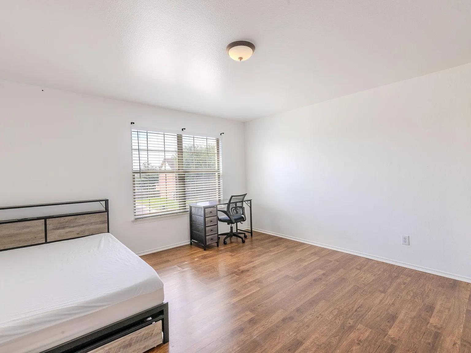 4 bed, 2.5 bath, 3291 sqft, $771 — Photo 1