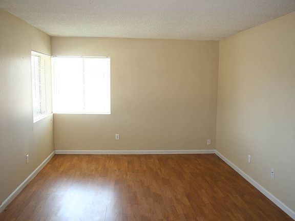 4th image of 700 Knotts St APT A