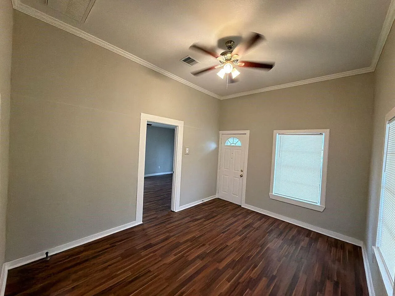 3 bed, 1.0 bath, 1085 sqft, $1,345 — Photo 2