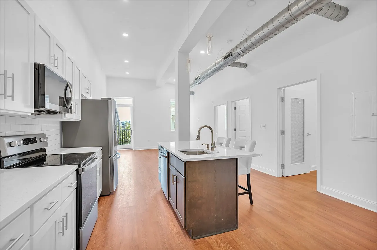 2 bed, 950 sqft, $2,400 — Photo 3