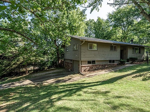 2nd image of 700 E Dogwood Ln