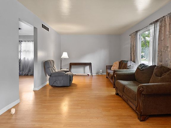 3rd image of 308 Leslie St