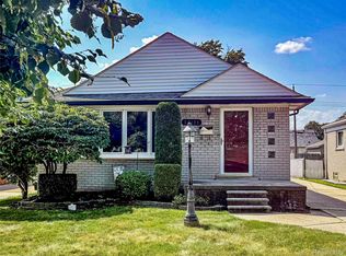 26121 Ursuline St, Saint Clair Shores, MI 48081