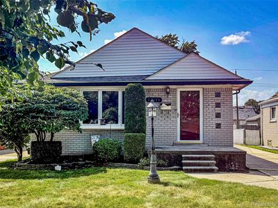 26121 Ursuline St, Saint Clair Shores, MI, 48081
