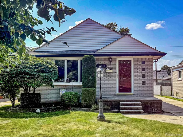 26121 Ursuline St, Saint Clair Shores, MI 48081