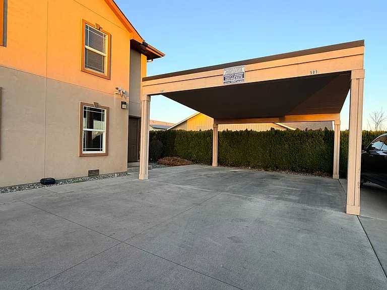 435 E St NE — Photo 2