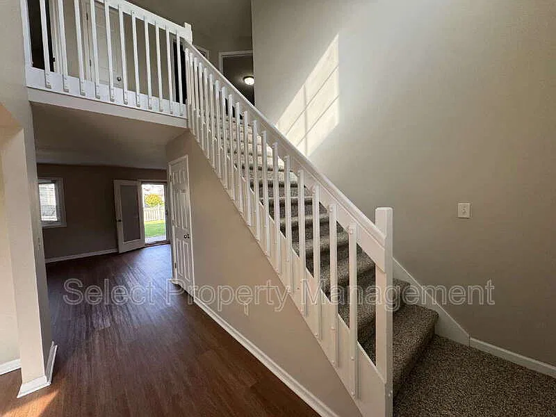 4 bed, 2.5 bath, 2090 sqft, $2,399 — Photo 2