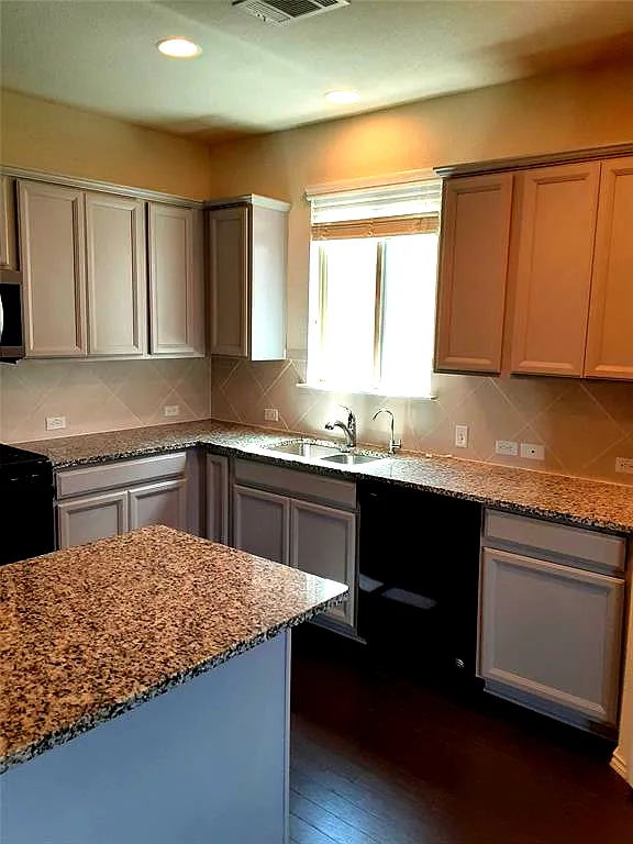 4 bed, 2139 sqft, $2,250 — Photo 3