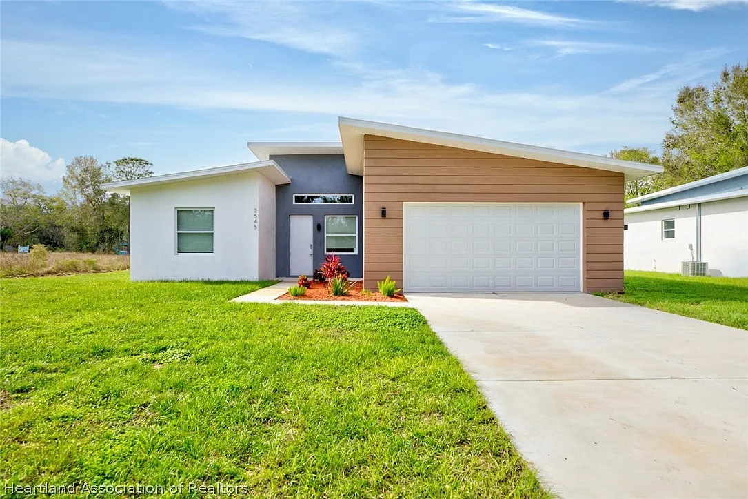 3 bed, 2.0 bath, 1561 sqft, $2,000 — Photo 1