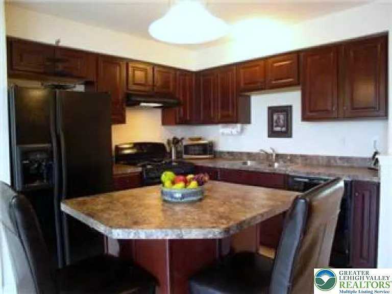 1073 Sparrow Way — Photo 5