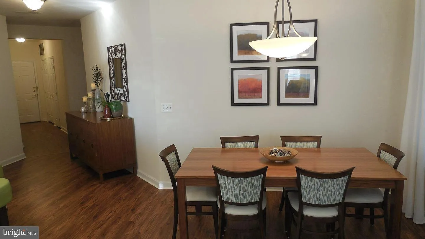3 bed, 2.0 bath, 1376 sqft, $3,000 — Photo 3