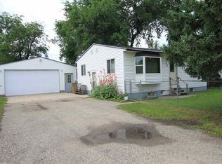 906 38th St SE, Minot, ND 58701