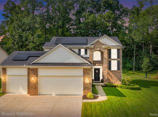 8012 Ivy Glen Park Ln, White Lake, MI 48386