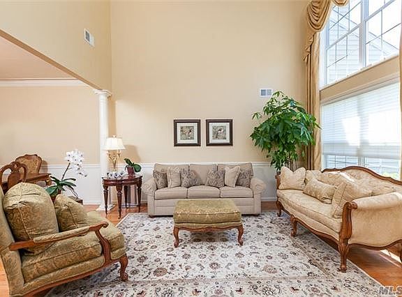 5th image of 74 Tiffany Ct S
