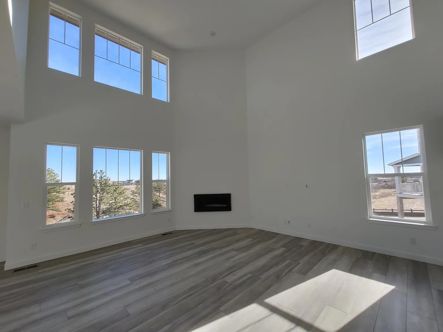 4 bed, 4096 sqft, $4,500 — Photo 2