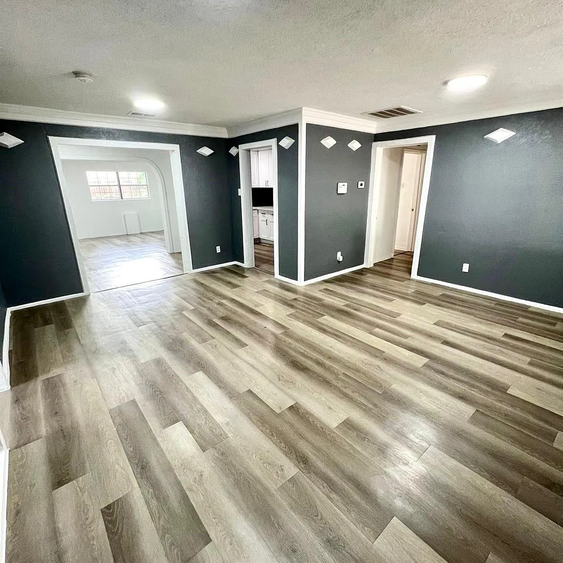 5 bed, 3.0 bath, 2029 sqft, $2,095 — Photo 2