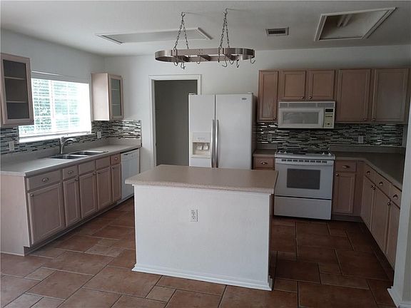 2nd image of 490 Whispering Hollow Dr
