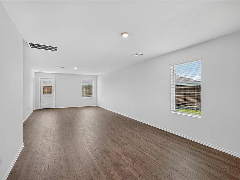 1128 Northfield Dr — Photo 2