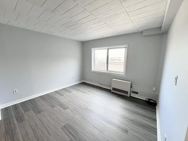 180 Tecumseh Rd E — Photo 3