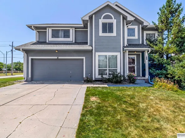 2204 Queen Dr, Papillion, NE 68046