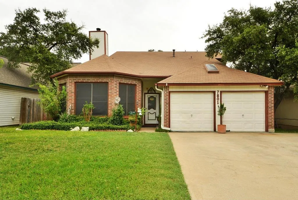 Beautiful 4 Bedroom / 2.5 Bath Home In Maple Run - Furnished — Photo 1