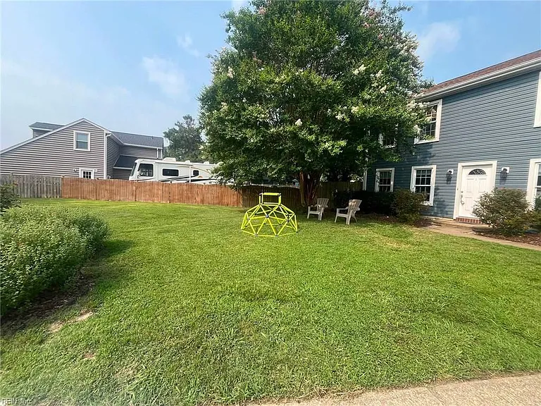 2505 Castle Hill Ct — Photo 2