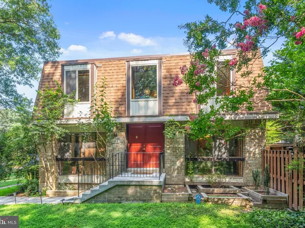 6055 Forrest Hollow Ln, Springfield, VA 22152