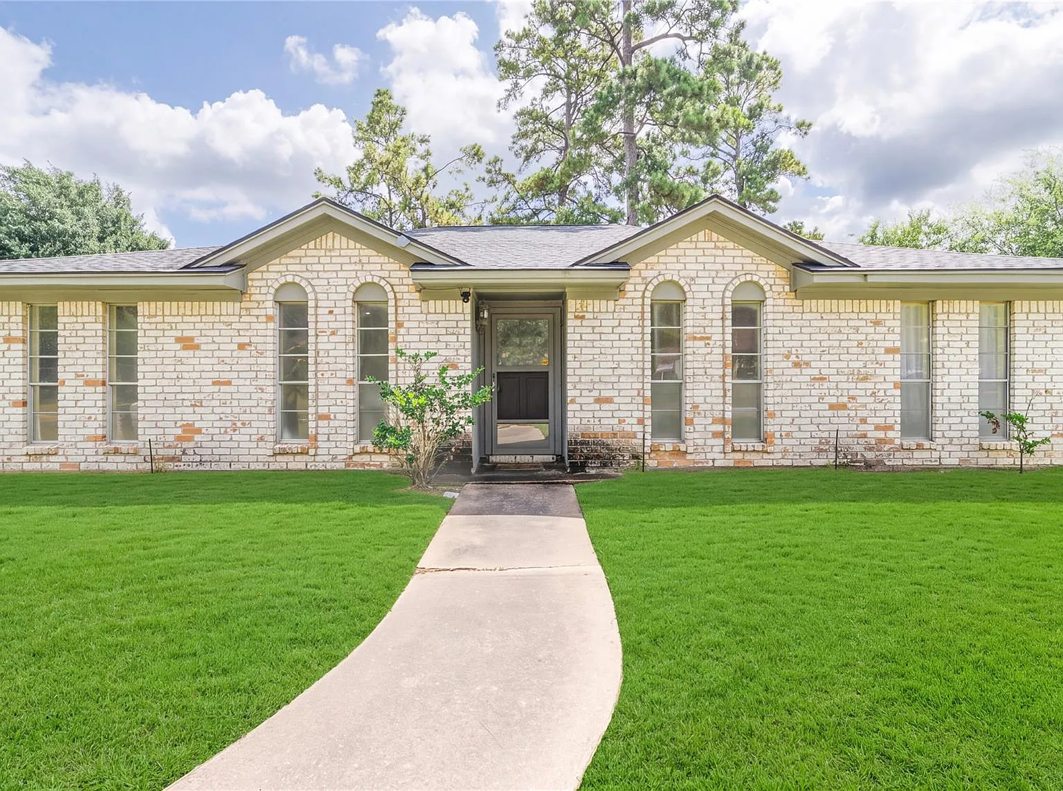 4 bed, 2.0 bath, 1926 sqft, $2,300 — Photo 1