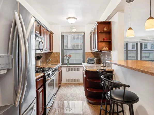 135 East 54th Street image 2 of 10