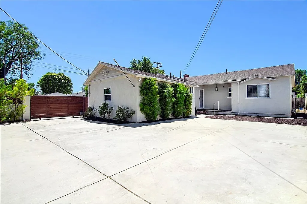 22602 Victory Blvd — Photo 2