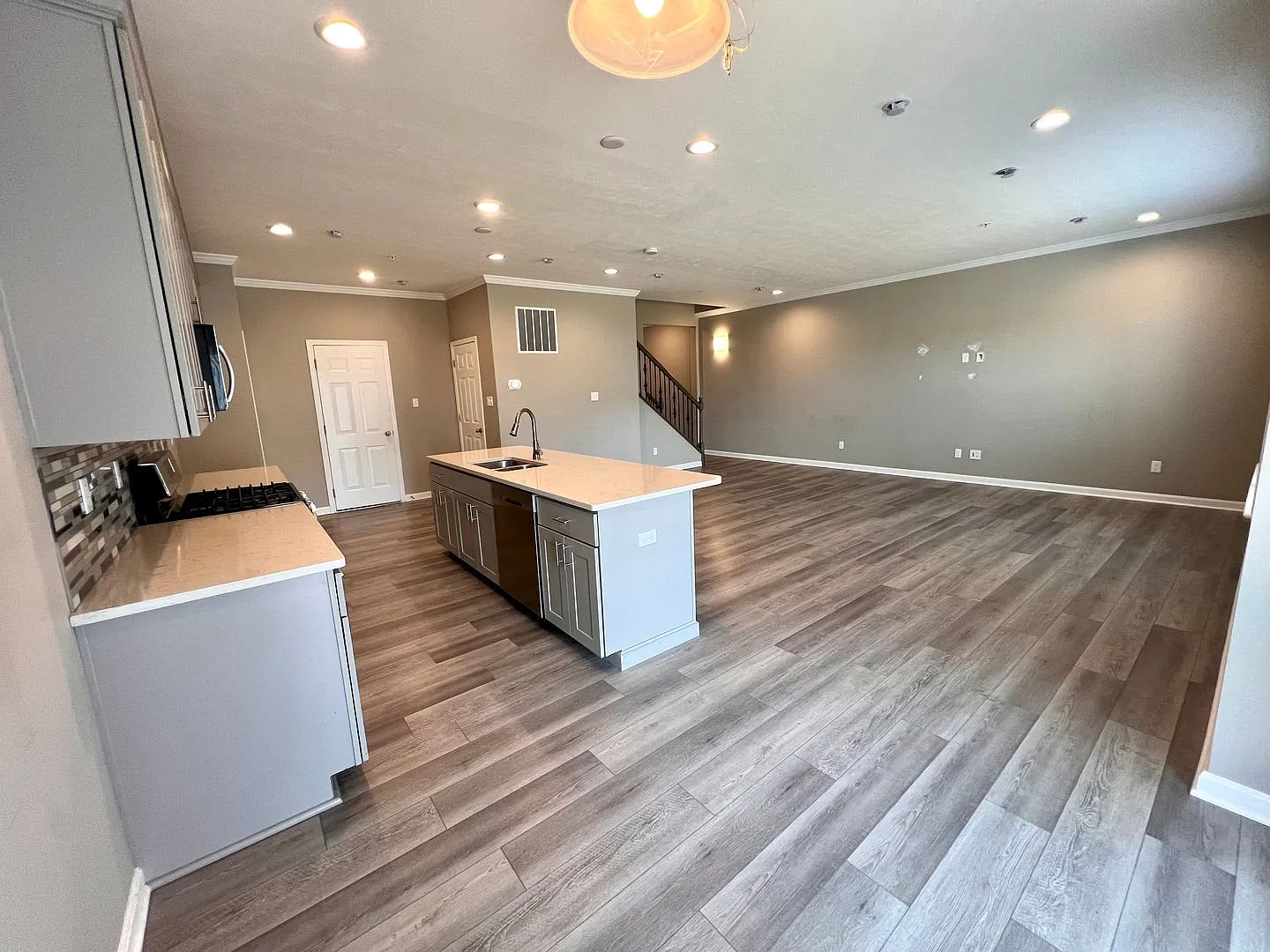 Imperial - 3 Bedroom 2.5 Bathroom - Large Townhome for Rent — Photo 2