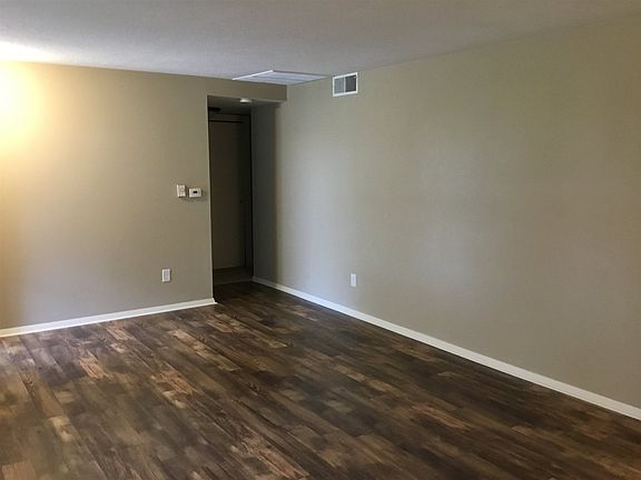 5th image of 4723 Woodstock Dr