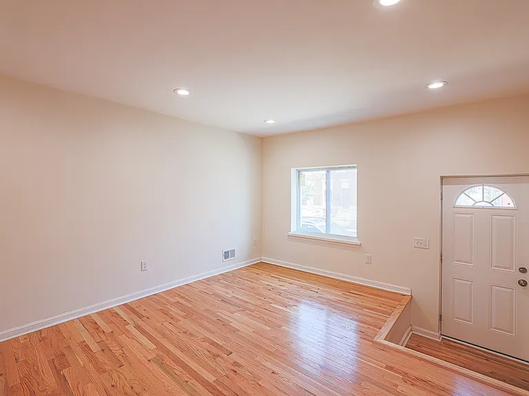 2729 E Monument St — Photo 6